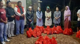 Caption : Ketua DPC PDI Perjuangan Garut Yudha Puja Turnawan tengok korban kebakaran di Kec Kadungora