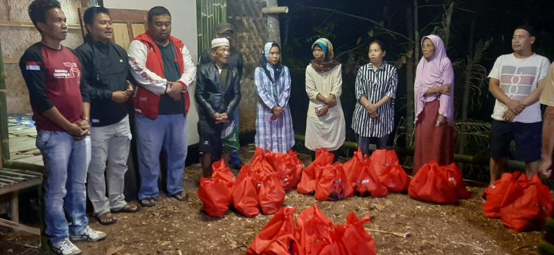 Caption : Ketua DPC PDI Perjuangan Garut Yudha Puja Turnawan tengok korban kebakaran di Kec Kadungora