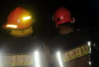 Caption : Disdamkar Garut kembali padamkan api di Cinunuk 