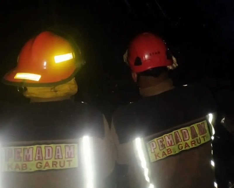 Caption : Disdamkar Garut kembali padamkan api di Cinunuk 