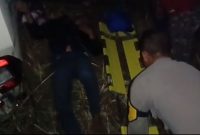 Caption : Polsek Cibatu Evakuasi korban di TKP