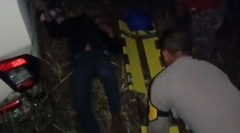 Caption : Polsek Cibatu Evakuasi korban di TKP