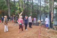 Caption : Polsek Limbangan bersama damkar garut padamkan api hutan pinus
