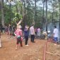 Caption : Polsek Limbangan bersama damkar garut padamkan api hutan pinus