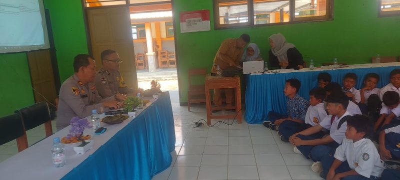 Caption : AKP Zainuri berikan pembinaan di SMPN 8 Garut