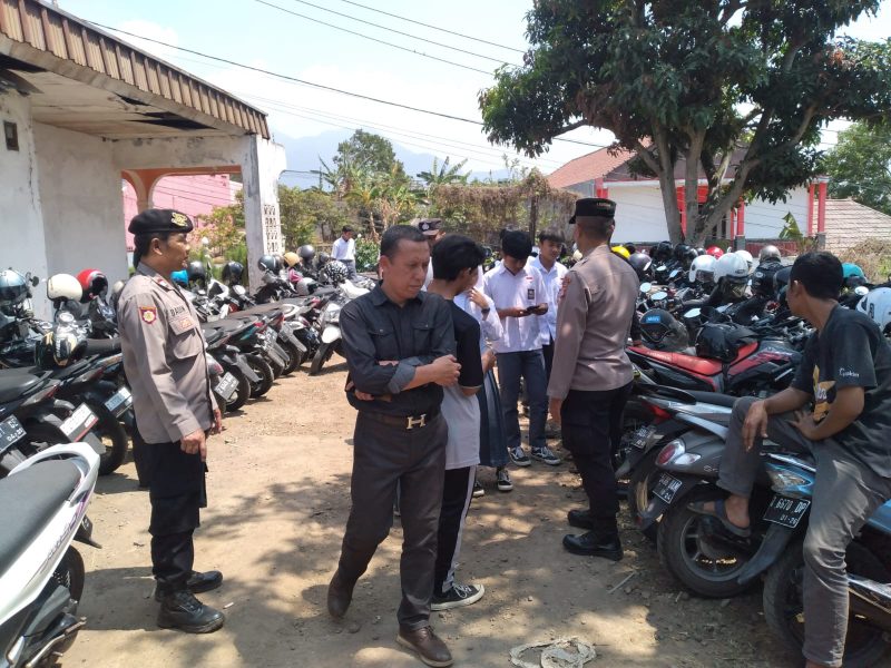 Caption : puluhan motor milik siswa kedapatan pakai knalpot brong