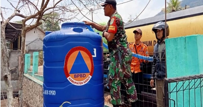 Caption : BPBD Garut salurkan air bersih