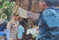 Caption : Kapolsek Karangpawitan AKP H Nurdin Jaelani, SH bantu padamkan api