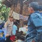 Caption : Kapolsek Karangpawitan AKP H Nurdin Jaelani, SH bantu padamkan api
