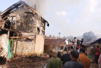 Caption : Kondisi rumah suryana yang terbakar