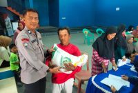 |Polsek Tarogong Kaler Polres Garut lakukan monitoring penyaluran bantuan cadangan pangan pemerintah tahun 2023 untuk warga Desa Sukawangi Kecamatan Tarogong Kaler Kabupaten Garut. Selasa (10/10/2023).
