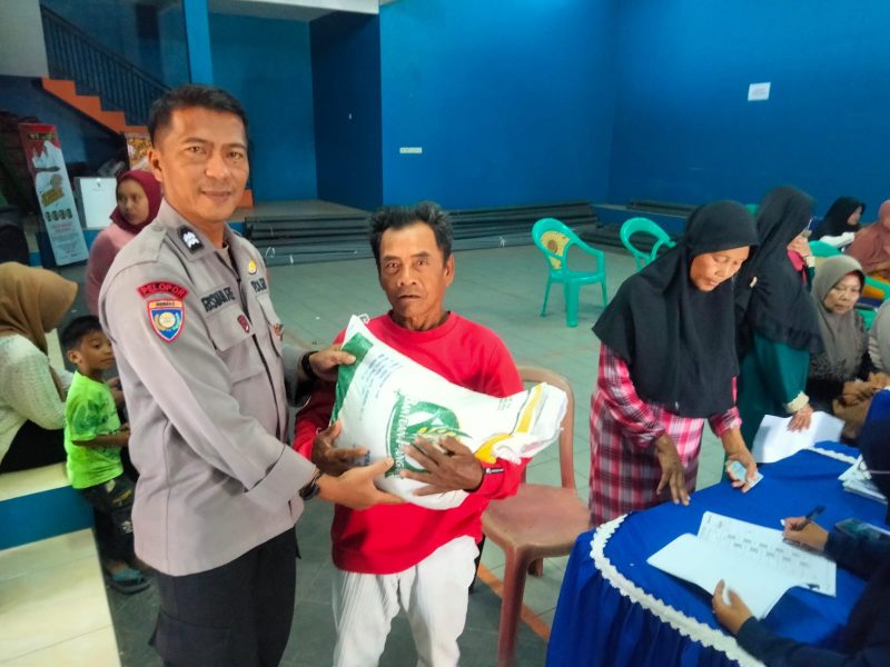 |Polsek Tarogong Kaler Polres Garut lakukan monitoring penyaluran bantuan cadangan pangan pemerintah tahun 2023 untuk warga Desa Sukawangi Kecamatan Tarogong Kaler Kabupaten Garut. Selasa (10/10/2023).
