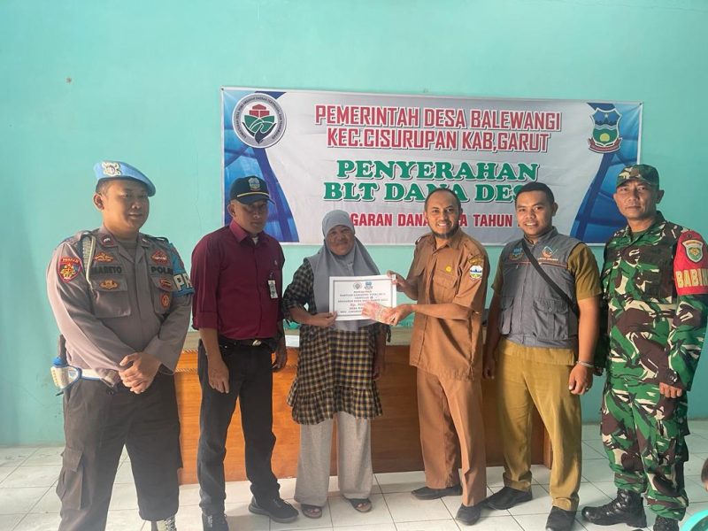Polsek Cisurupan Polres Garut lakukan monitoring penyaluran BLT-DD dari pemerintah tahun 2023 untuk warga Desa Balewangi Kecamatan Cisurupan Kabupaten Garut.  Selasa (10/10/2023).
