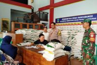 Polsek Tarogong Kaler Polres Garut lakukan monitoring penyaluran bantuan cadangan pangan pemerintah tahun 2023 untuk warga Desa Rancabango Kecamatan Tarogong Kaler Kabupaten Garut. Selasa (10/10/2023).