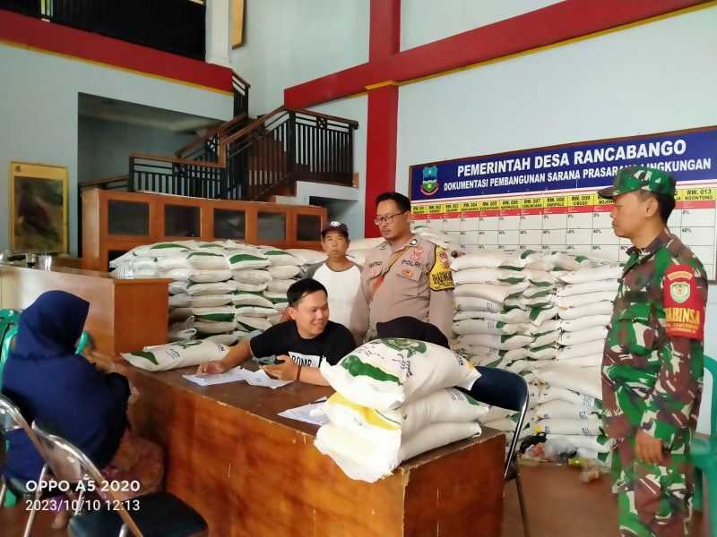 Polsek Tarogong Kaler Polres Garut lakukan monitoring penyaluran bantuan cadangan pangan pemerintah tahun 2023 untuk warga Desa Rancabango Kecamatan Tarogong Kaler Kabupaten Garut. Selasa (10/10/2023).