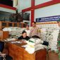 Polsek Tarogong Kaler Polres Garut lakukan monitoring penyaluran bantuan cadangan pangan pemerintah tahun 2023 untuk warga Desa Rancabango Kecamatan Tarogong Kaler Kabupaten Garut. Selasa (10/10/2023).