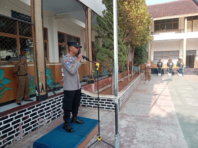 Kapolres Garut AKBP Rohman Yonky Dilatha, S.I.K, M.Si, menginstruksikan seluruh personil Polres Garut beserta Polsek jajaran untuk melaksanakan program Polres Garut Police Goes To School. Selasa (10/10/2023).                      