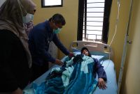 Kadis Dinkes Garut dr. Leli Yuliani, M.M mendampingi Bupati Garut H Rudy Gunawan kunjungi pasien di PKM Cilawu, Garut Jawa Barat. Dalam Kunjungannya tidak lain melihat kondisi para pasien yang terindikasi keracunan massal akibat dari salah satu makanan jenis sate jebred yang mengakibatkan pasien mengeluhkan demam, mual pusing, muntah hingga diare. Selasa (10/10/2023).
