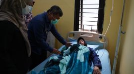 Kadis Dinkes Garut dr. Leli Yuliani, M.M mendampingi Bupati Garut H Rudy Gunawan kunjungi pasien di PKM Cilawu, Garut Jawa Barat. Dalam Kunjungannya tidak lain melihat kondisi para pasien yang terindikasi keracunan massal akibat dari salah satu makanan jenis sate jebred yang mengakibatkan pasien mengeluhkan demam, mual pusing, muntah hingga diare. Selasa (10/10/2023).

