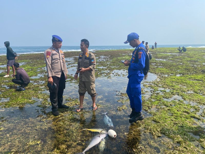 Satpolairud Polres Garut mendapatkan laporan dari masyarakat terkait adanya seorang nelayan yang diduga tenggelam saat melakukan pekerjaannya.
