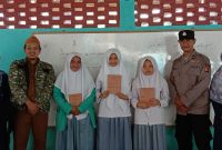 Polsubsektor Cigedug Polres Garut melaksanakan Police Goes to School di SMP IT DAN SMA IT Muamanah Cigedug Kabupaten Garut. Selasa (10/10/2023).