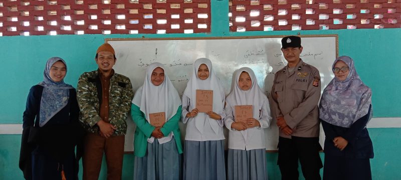 Polsubsektor Cigedug Polres Garut melaksanakan Police Goes to School di SMP IT DAN SMA IT Muamanah Cigedug Kabupaten Garut. Selasa (10/10/2023).