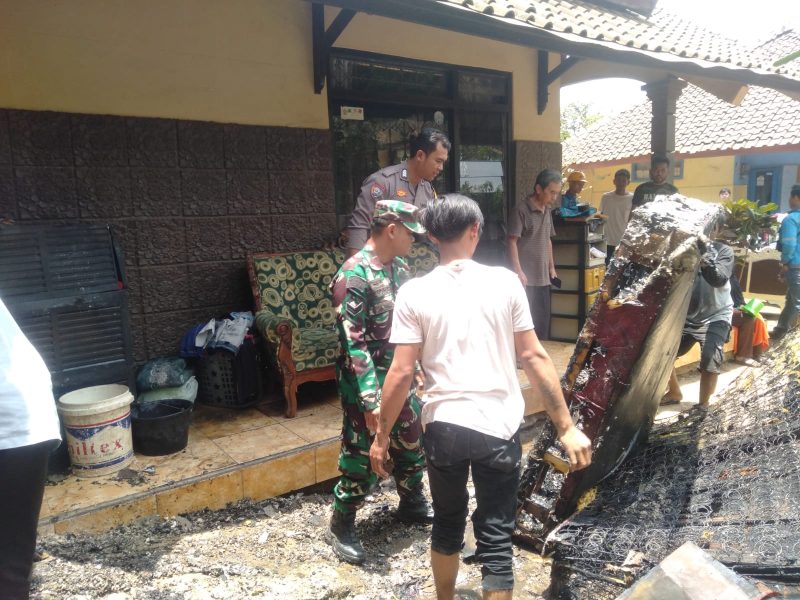 Polsek Wanaraja Polres Garut mendapatkan laporan dari warga bahwa telah terjadi kebakaran rumah di Kampung Lembur Panjang Desa Cimaragas Kecamatan Pangatikan Kabupaten Garut. Selasa (10/10/2023).