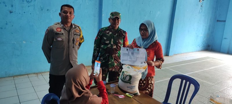 Polsek Cisompet Polres Garut lakukan monitoring penyaluran bantuan cadangan pangan pemerintah tahun 2023 untuk warga Desa Depok Kecamatan Cisompet Kabupaten Garut. Rabu (11/10/2023).
