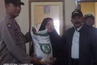 Polsek Cibatu Polres Garut lakukan monitoring penyaluran bantuan cadangan pangan pemerintah tahun 2023 untuk warga Desa Girimukti Kecamatan Cibatu Kabupaten Garut. Rabu (11/10/2023).