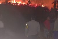 Empat unit rumah di Kampung Ciperang Desa Sukarame Kecamatan Leles Kabupaten Garut dihanguskan oleh sijago merah.
