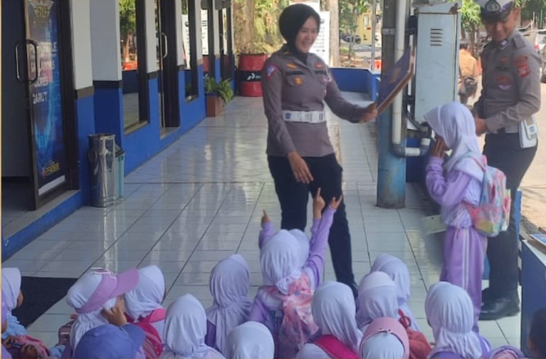 Dalam rangka pembinaan dan penyuluhan tentang Kepolisian kepada anak-anak atau generasi muda, Polres Garut terjun langsung berikan pembinaan penyuluhan kepada masyarakat khususnya anak-anak. Rabu (11/10/2023).
