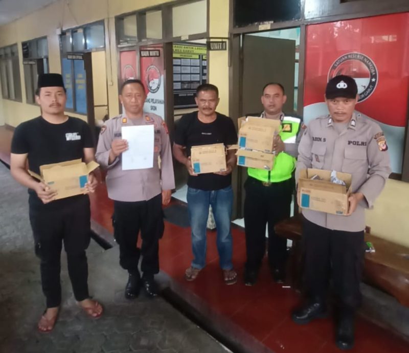 Menindaklanjuti aduan dari masyarakat tentang penjualan alkohol tanpa izin, Polsek Karangpawitan bergegas menuju lokasi.Kapolsek Karangpawitan Polres Garut AKP Nurdin Jaelani bersama anggota Polsek Karangpawitan  melaksanakan pemeriksaan dan penggeledahan ke salah satu rumah kontrakan di Kampung Koropeak Kaler Kelurahan Suci Kaler Kecamatan Karangpawitan Kabupaten Garut. Rabu (11/10/2023).