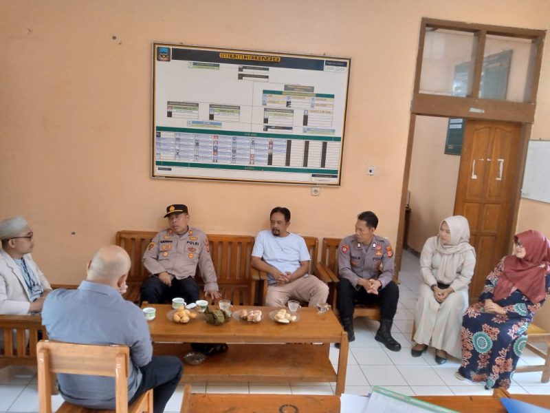 Kapolres Garut AKBP Rohman Yonky Dilatha, S.I.K, M.Si, menginstruksikan seluruh personil Polres Garut beserta Polsek jajaran untuk melaksanakan program Polres Garut Police Goes To School. Jum’at(13/10/2023).                
