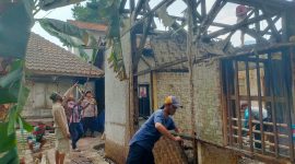 Polsek Kadungora Polres Garut bantu padamkan api dalam musibah kebakaran rumah yang menimpa kediaman Tamim warga Kampung Kerenceng Desa Hegarsari Kecamatan Kadungora Kabupaten Garut. Jum’at (13/10/2023).
