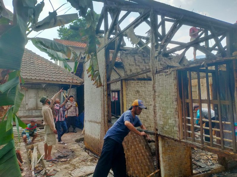 Polsek Kadungora Polres Garut bantu padamkan api dalam musibah kebakaran rumah yang menimpa kediaman Tamim warga Kampung Kerenceng Desa Hegarsari Kecamatan Kadungora Kabupaten Garut. Jum’at (13/10/2023).
