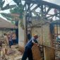 Polsek Kadungora Polres Garut bantu padamkan api dalam musibah kebakaran rumah yang menimpa kediaman Tamim warga Kampung Kerenceng Desa Hegarsari Kecamatan Kadungora Kabupaten Garut. Jum’at (13/10/2023).
