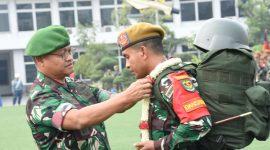 Pangdam III/Siliwangi Mayjen TNI Erwin Djatniko diwakili Kapoksahli Pangdam III/Slw Brigjen TNI Kuat Budiman S.I.P. menyambut kedatangan/kepulangan sebanyak 499 prajurit Yonarhanud 3/YBY dalam Satgas Pengamanan Daerah Rawan (Pamrahwan) Maluku Utara di Dermaga Pelabuhan Tanjung Priok Jakarta Utara, Sabtu (14/10/2023).
