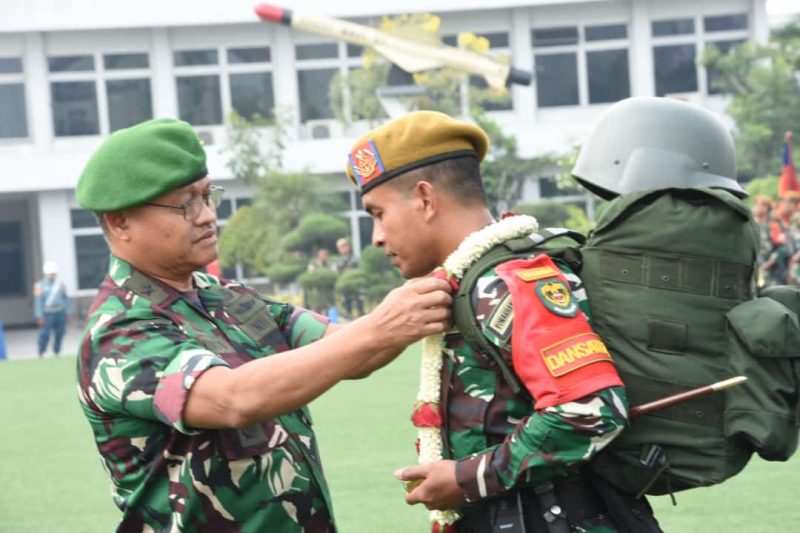Pangdam III/Siliwangi Mayjen TNI Erwin Djatniko diwakili Kapoksahli Pangdam III/Slw Brigjen TNI Kuat Budiman S.I.P. menyambut kedatangan/kepulangan sebanyak 499 prajurit Yonarhanud 3/YBY dalam Satgas Pengamanan Daerah Rawan (Pamrahwan) Maluku Utara di Dermaga Pelabuhan Tanjung Priok Jakarta Utara, Sabtu (14/10/2023).
