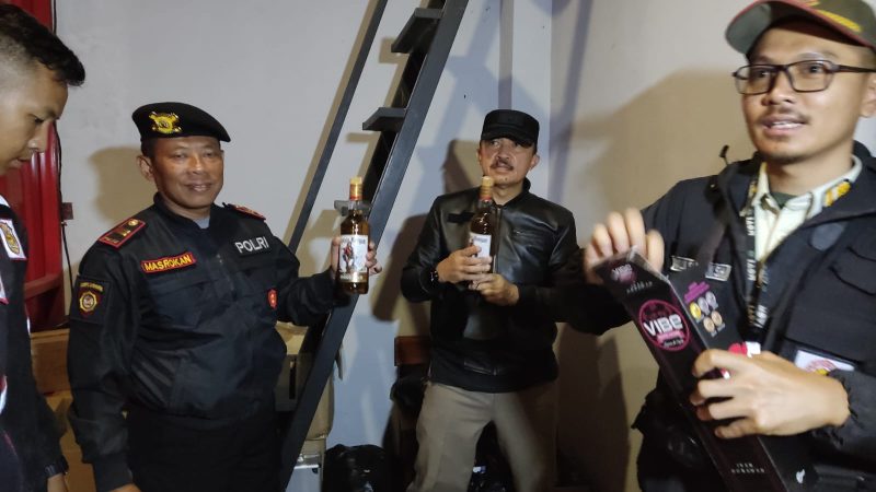 Menindaklanjuti adanya laporan dari masyarakat, Sat Samapta Polres Garut melaksanakan kegiatan Razia Miras. Sabtu (14/10/2023) Malam.
