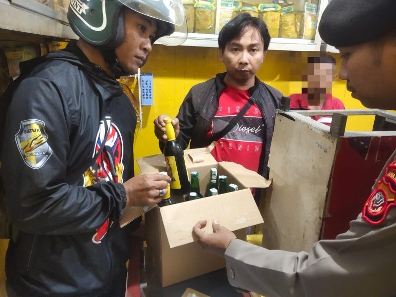 Setelah beberapa waktu lalu Polsek Tarogong Kidul Polres Garut mengamankan 2.000 lebih botol miras, kali ini kembali melaksanakan kegiatan Razia. Sabtu (14/10/2023).

