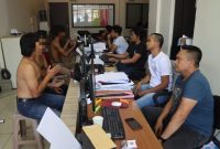 Polres Garut berhasil bekuk pelaku pembacokan di Jalan Ahmad Yani Timur Kp. Cibangban Rt. 01 Rw. 03 Kel. Karangmulya Kec. Karangpawitan Kabupaten Garut kurang dari 2 jam. Minggu (15/10/2023).

