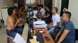 Polres Garut berhasil bekuk pelaku pembacokan di Jalan Ahmad Yani Timur Kp. Cibangban Rt. 01 Rw. 03 Kel. Karangmulya Kec. Karangpawitan Kabupaten Garut kurang dari 2 jam. Minggu (15/10/2023).

