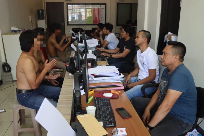 Polres Garut berhasil bekuk pelaku pembacokan di Jalan Ahmad Yani Timur Kp. Cibangban Rt. 01 Rw. 03 Kel. Karangmulya Kec. Karangpawitan Kabupaten Garut kurang dari 2 jam. Minggu (15/10/2023).

