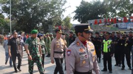 Bertempat di Lapangan Otista Alun-Alun Kota Garut, Polres Garut menggelar kegiatan apel gelar pasukan Operasi Mantap Brata Lodaya Tahun 2023 tingkat Polres Garut dalam rangka menghadapi rangkaian kegiatan pemilu 2024 yang tertib dan damai. Selasa (17/10/2023).


