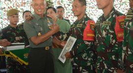 Pangdam III/Slw Mayjen TNI Erwin Djatniko di dampingi Ketua Persit Kartika Chandra Kirana Daerah III/Slw Ny. Dwi Erwin Djatniko mengunjungi Yonarhanud 3/YBY yang telah selesai melaksanakan tugas Pengamanan Daerah Rawan (Pamrahwan) Maluku Utara selama satu tahun, Senin (16/10/2023).