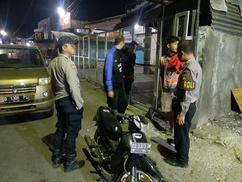 olsek Tarogong Kidul Polres Garut melaksanakan Operasi Pekat (Penyakit Masyarakat) dengan sasaran minuman keras beralkohol tanpa izin. Selasa (17/10/2023).