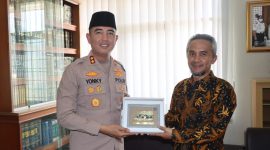 Kapolres Garut AKBP Rohman Yonky Dilatha, S.I.K, M.Si, melaksanakan silaturahmi ke Darul Arqam Muhammadiyah Jl. Ciledug Raya Kampung Sawah Lega Desa Ngamplangsari Kecamatan Cilawu Kabupaten Garut. Selasa (17/10/2023).