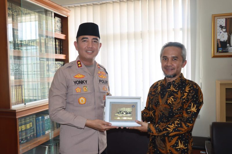 Kapolres Garut AKBP Rohman Yonky Dilatha, S.I.K, M.Si, melaksanakan silaturahmi ke Darul Arqam Muhammadiyah Jl. Ciledug Raya Kampung Sawah Lega Desa Ngamplangsari Kecamatan Cilawu Kabupaten Garut. Selasa (17/10/2023).