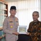 Kapolres Garut AKBP Rohman Yonky Dilatha, S.I.K, M.Si, melaksanakan silaturahmi ke Darul Arqam Muhammadiyah Jl. Ciledug Raya Kampung Sawah Lega Desa Ngamplangsari Kecamatan Cilawu Kabupaten Garut. Selasa (17/10/2023).