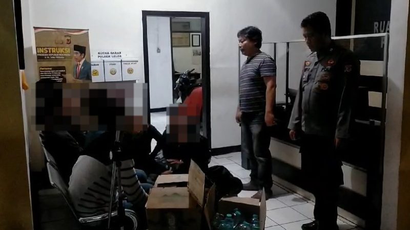 Sekitar pukul 23.00 WIB, Kanit Reskrim Polsek Leles bersama anggota anggota Polsek Leles melaksanakan  patroli ke Jl. Raya Leles Tutugan Hoga, Jalan baru Leles galian MPN, dan Jalan baru Leles Kampung Belengur Desa Margaluyu Kecamatan Leles Kabupaten Garut. Senin (16/10/2023).
